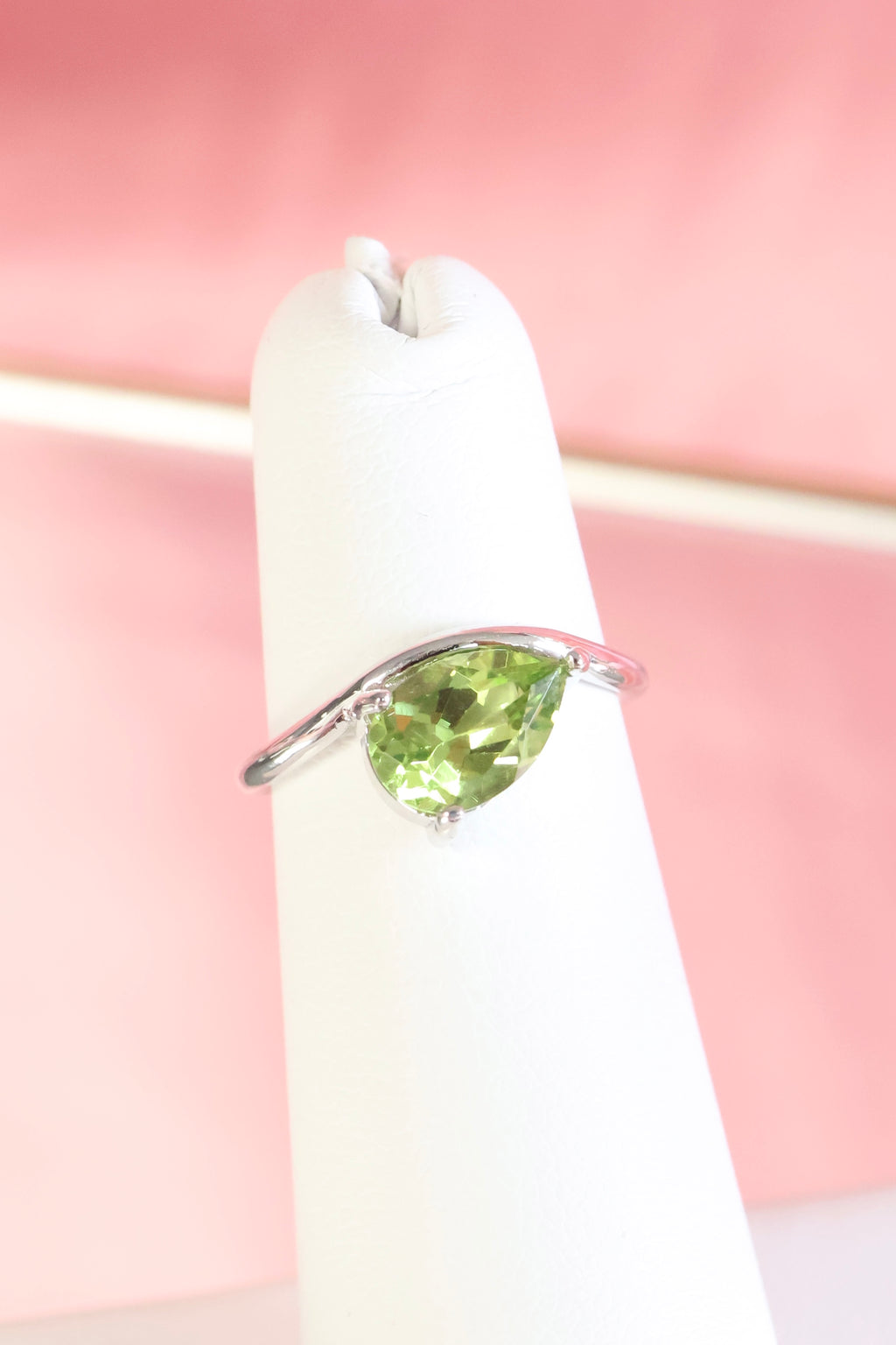 Pear Solitaire Twist Ring | 14K Gold